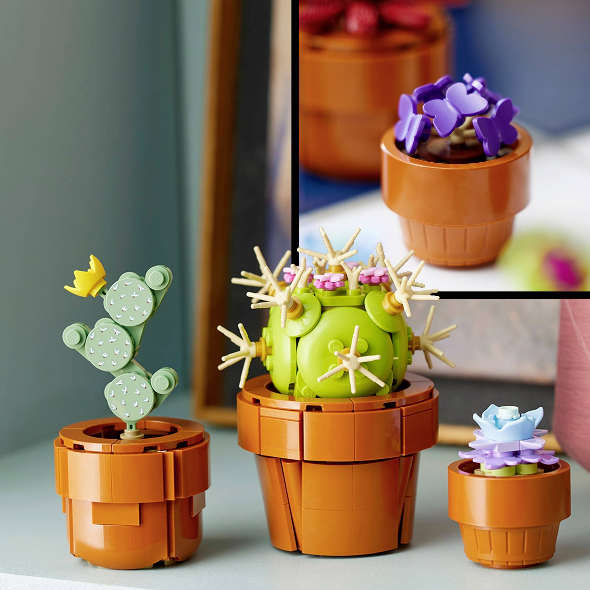Trois ensembles de cactus LEGO dans des pots de fleurs : un cactus vert avec une fleur jaune, un cactus avec des épines jaunes et des fleurs mauves, et un petit cactus au bord orangé et aux fleurs roses.