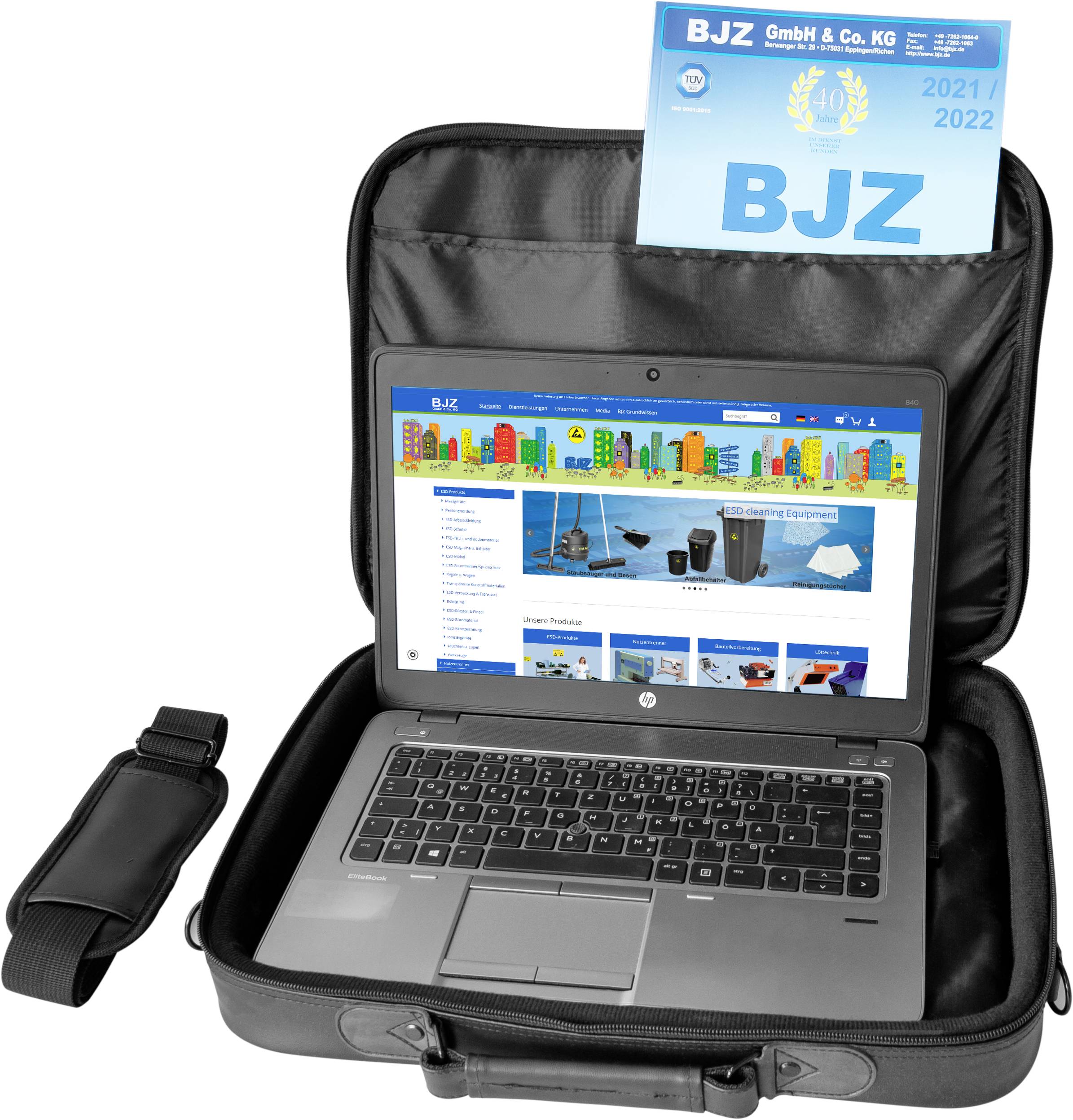 Ordinateur portable dans un sac noir avec le couvercle ouvert. Sur l'écran, un site web présentant des produits de construction. En haut, un calendrier de BJZ.