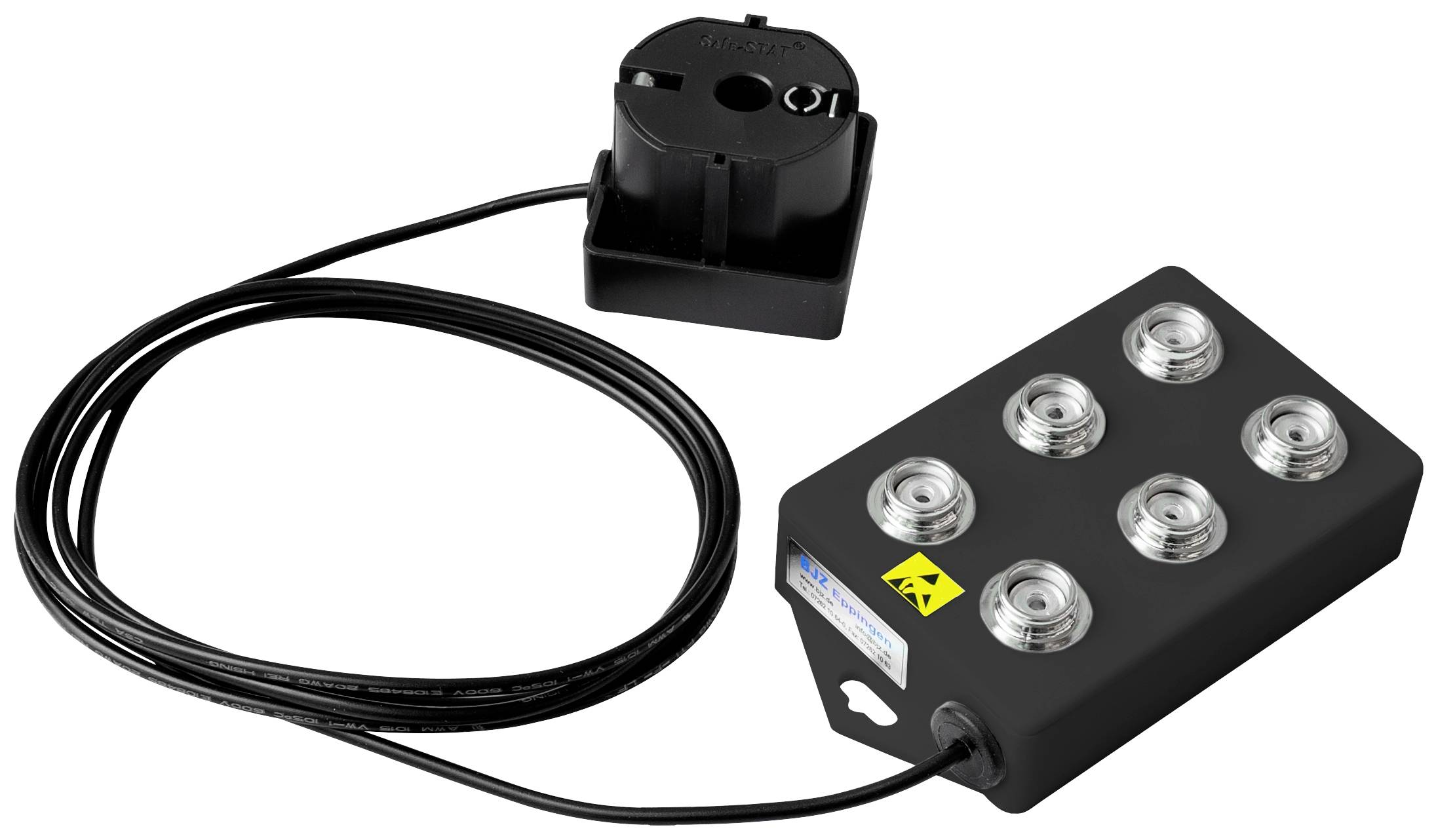 Un boîtier de distribution noir avec six lumières rondes, reliées par un long câble. À côté se trouve un adaptateur noir.