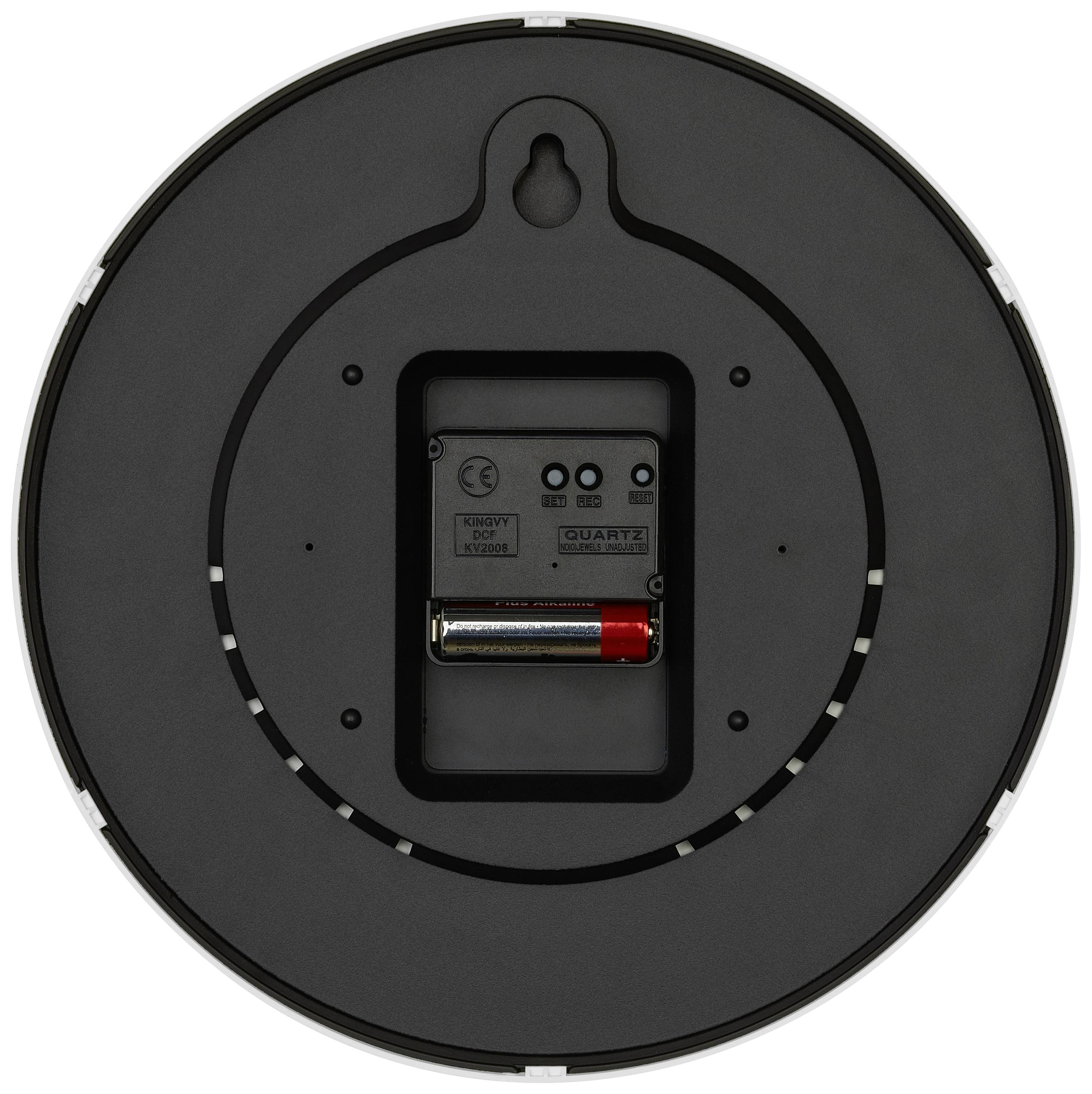 Arrière d'une horloge murale ronde avec compartiment à pile et mécanisme à quartz. Une pile AA est installée.