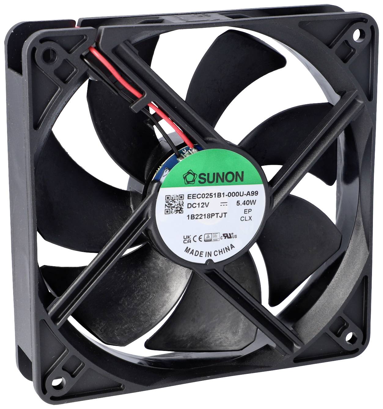 Un ventilateur d'ordinateur noir carré avec des câbles. Un autocollant portant des données techniques est apposé sur le ventilateur.