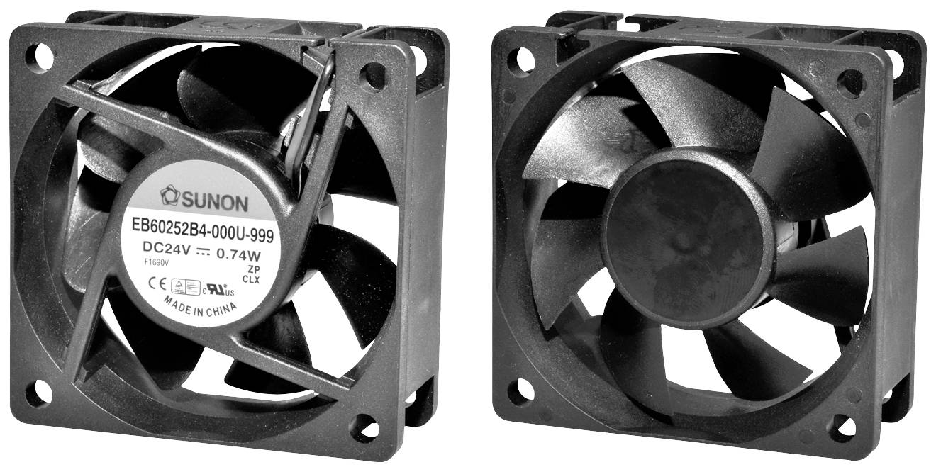 Deux ventilateurs noirs de forme carrée. Celui de gauche montre le devant avec l'étiquette du fabricant, celui de droite montre l'arrière.