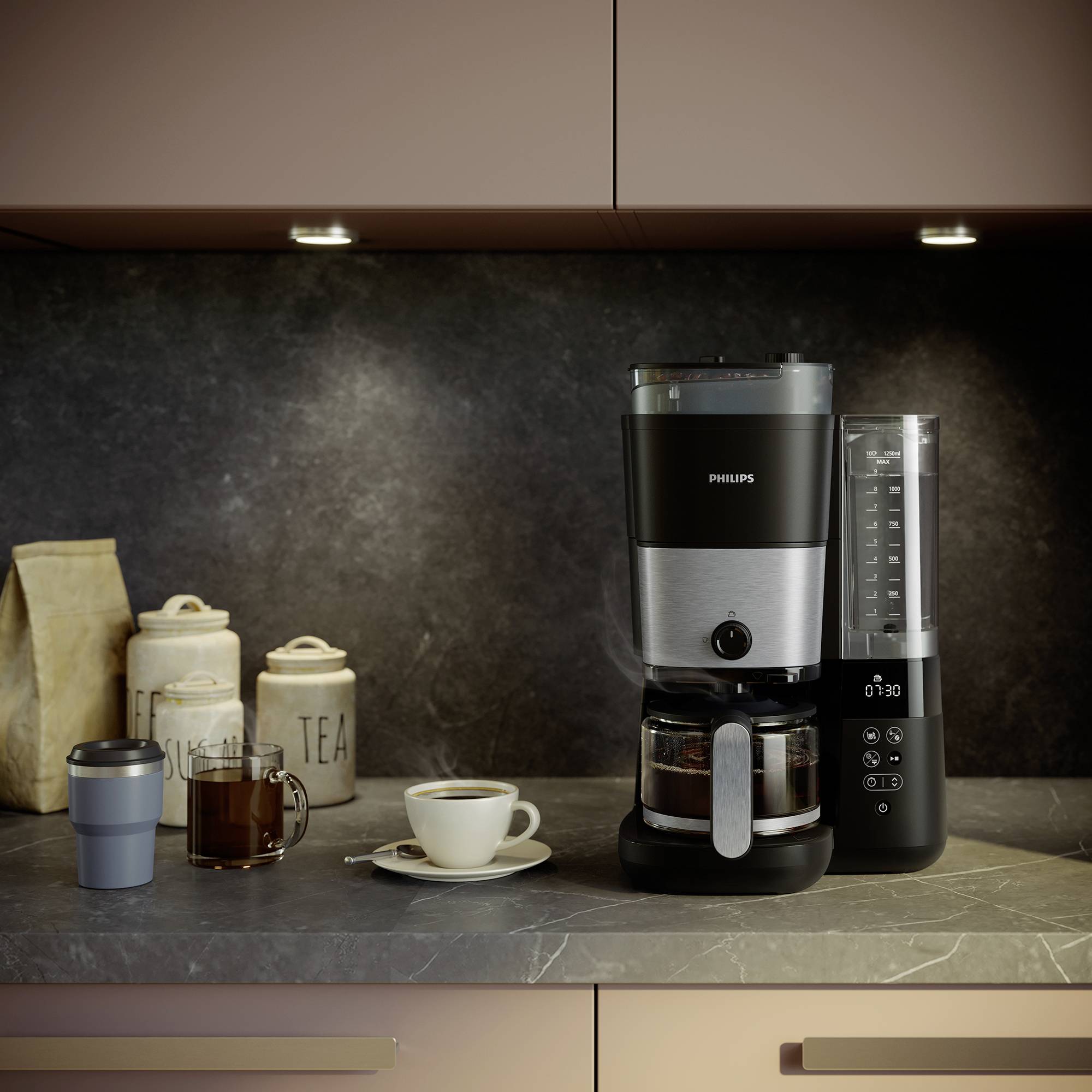 Machine à café sur un plan de travail de cuisine à côté d'une tasse de café, d'un thermos et de contenants de café.
