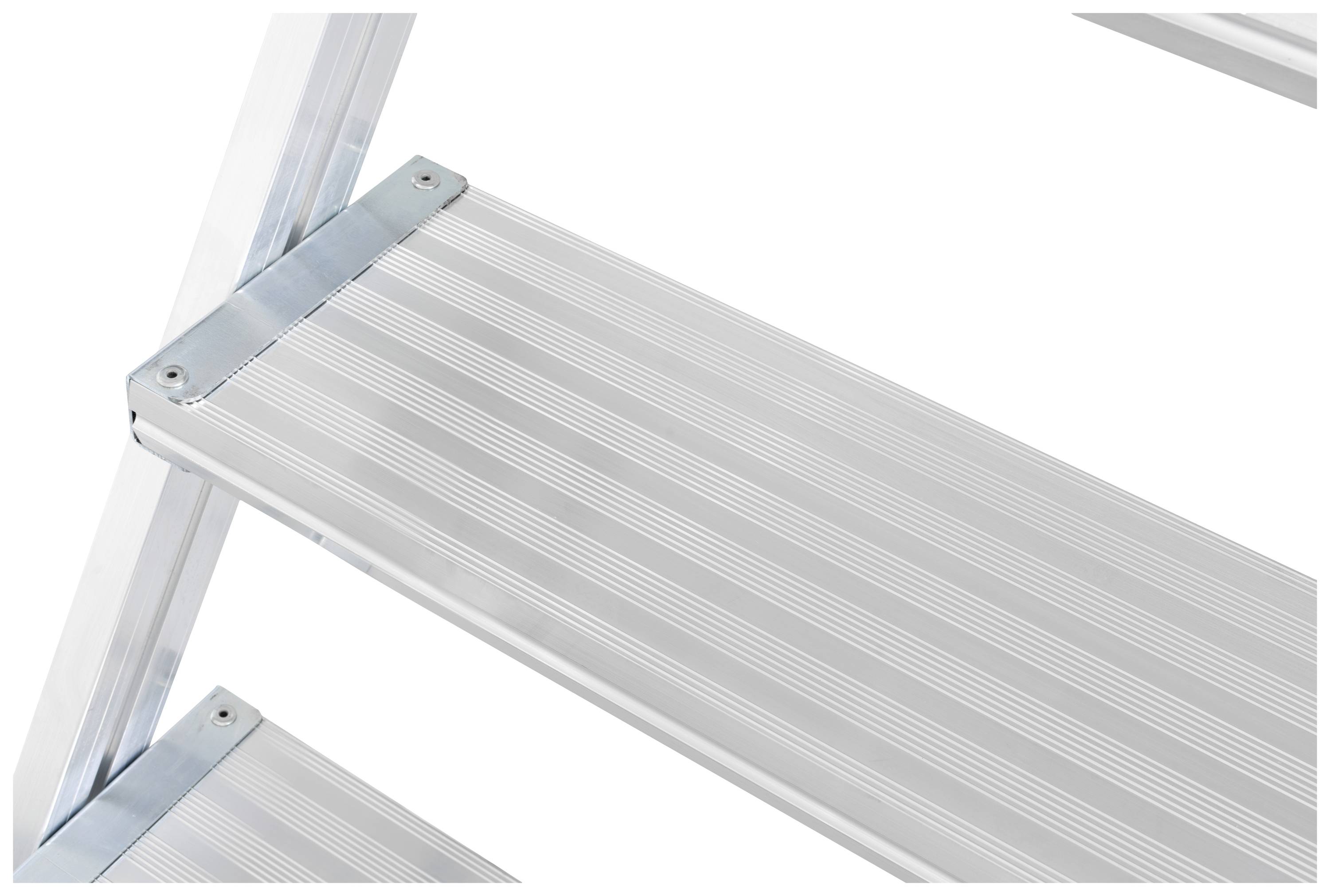 Gros plan sur une échelle en aluminium avec des marches striées.