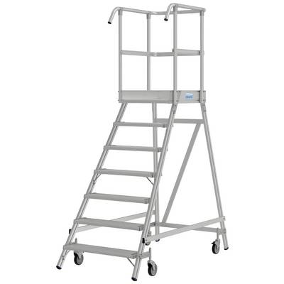 Une échelle mobile en aluminium avec sept marches et deux poignées en haut. Adaptée pour travailler en hauteur.