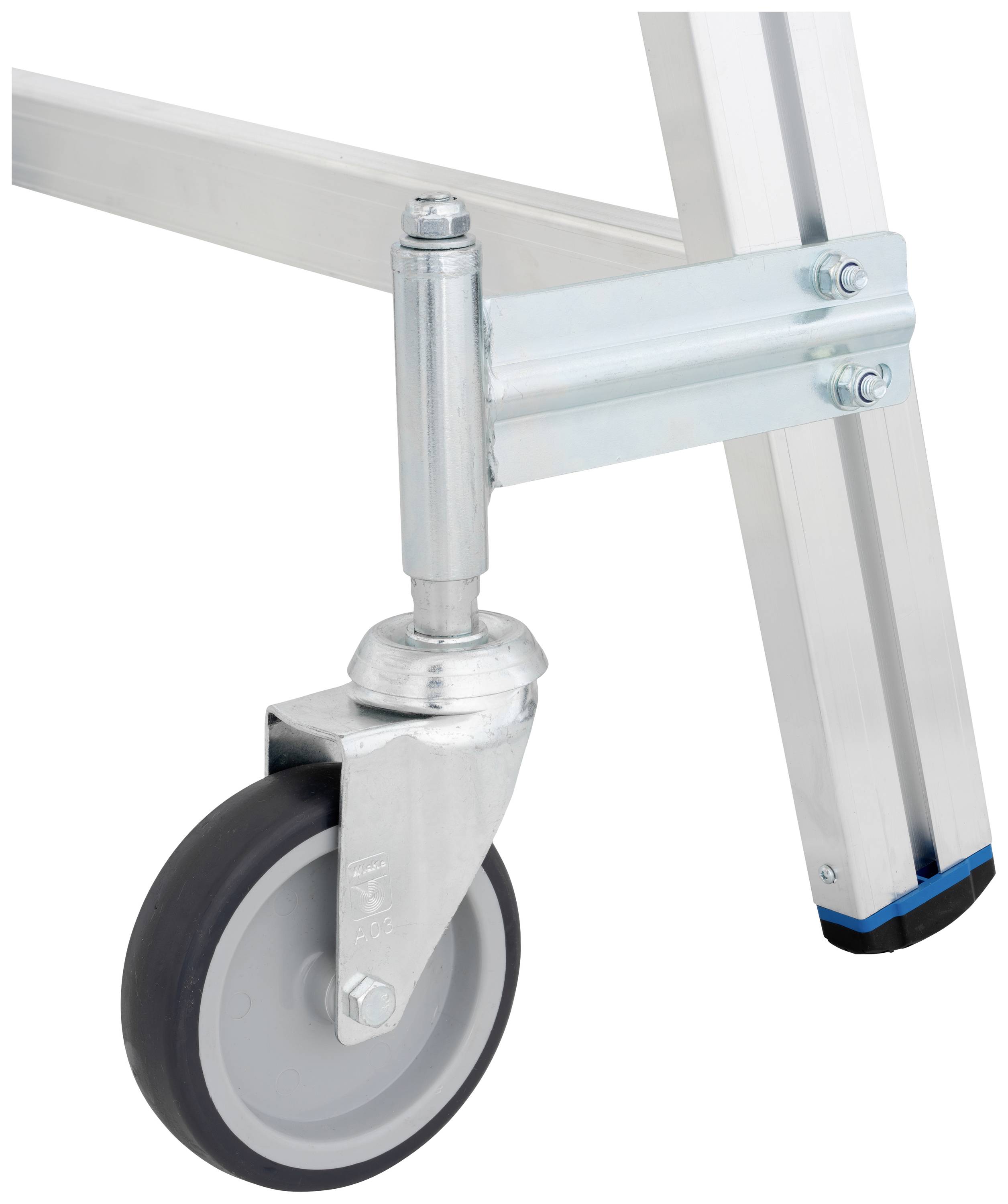 Gros plan sur la roue d'un appareil en aluminium, fixée par un support métallique avec un capuchon bleu à l'extrémité du pied.