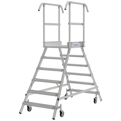 'Échelle en aluminium à six marches avec garde-corps, montée sur roulettes pour une utilisation mobile, adaptée aux travaux en hauteur en toute sécurité.'