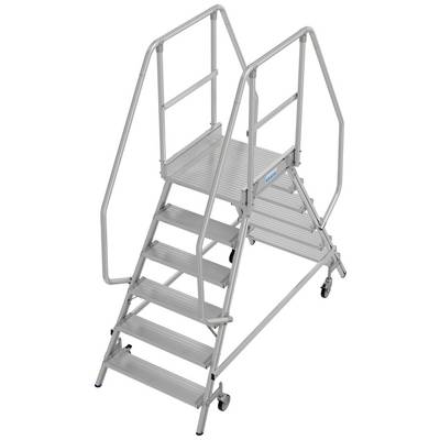 Un escalier argenté à six marches, pourvu de rampes latérales et de roulettes, utilisé pour un accès facile aux zones surélevées.