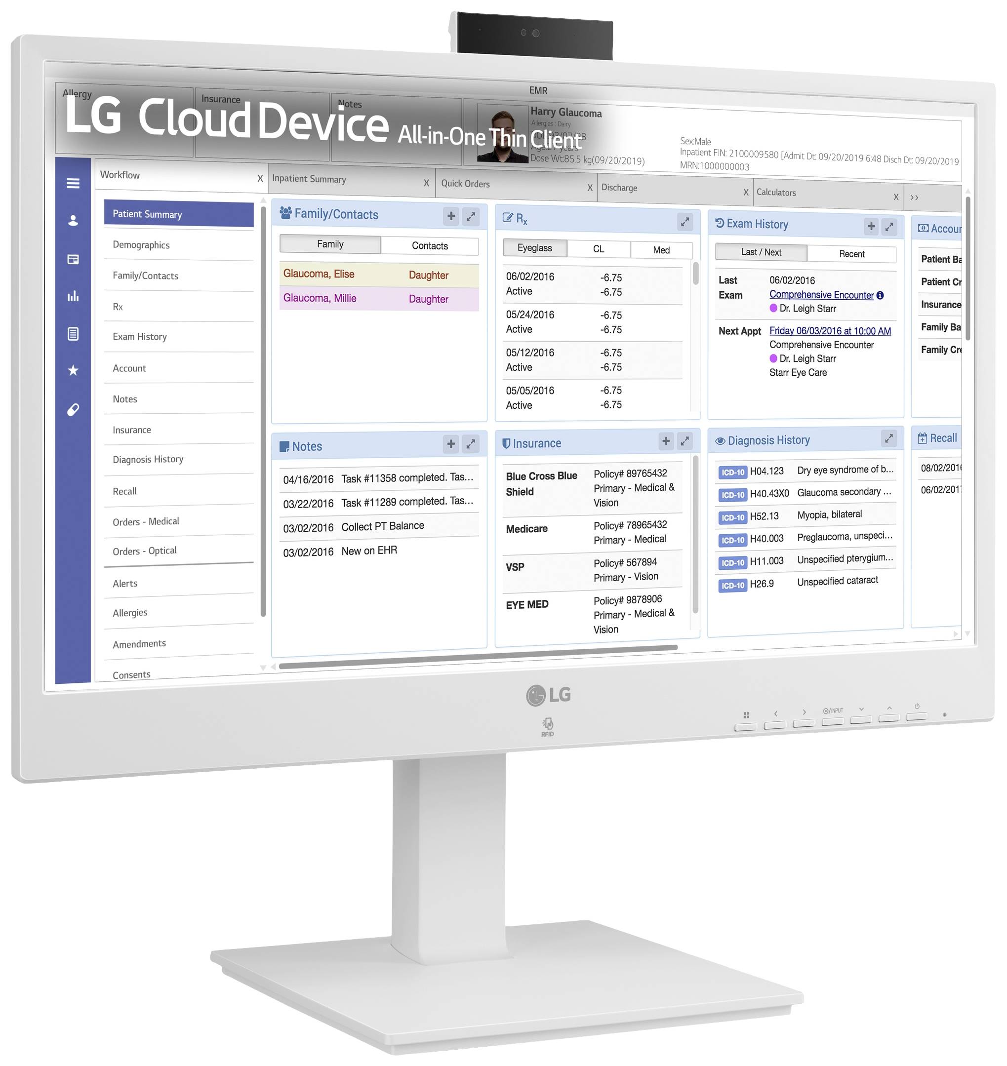 Un écran d'ordinateur affiche une interface logicielle avec des informations de patients, incluant les contacts familiaux et l'historique des diagnostics.