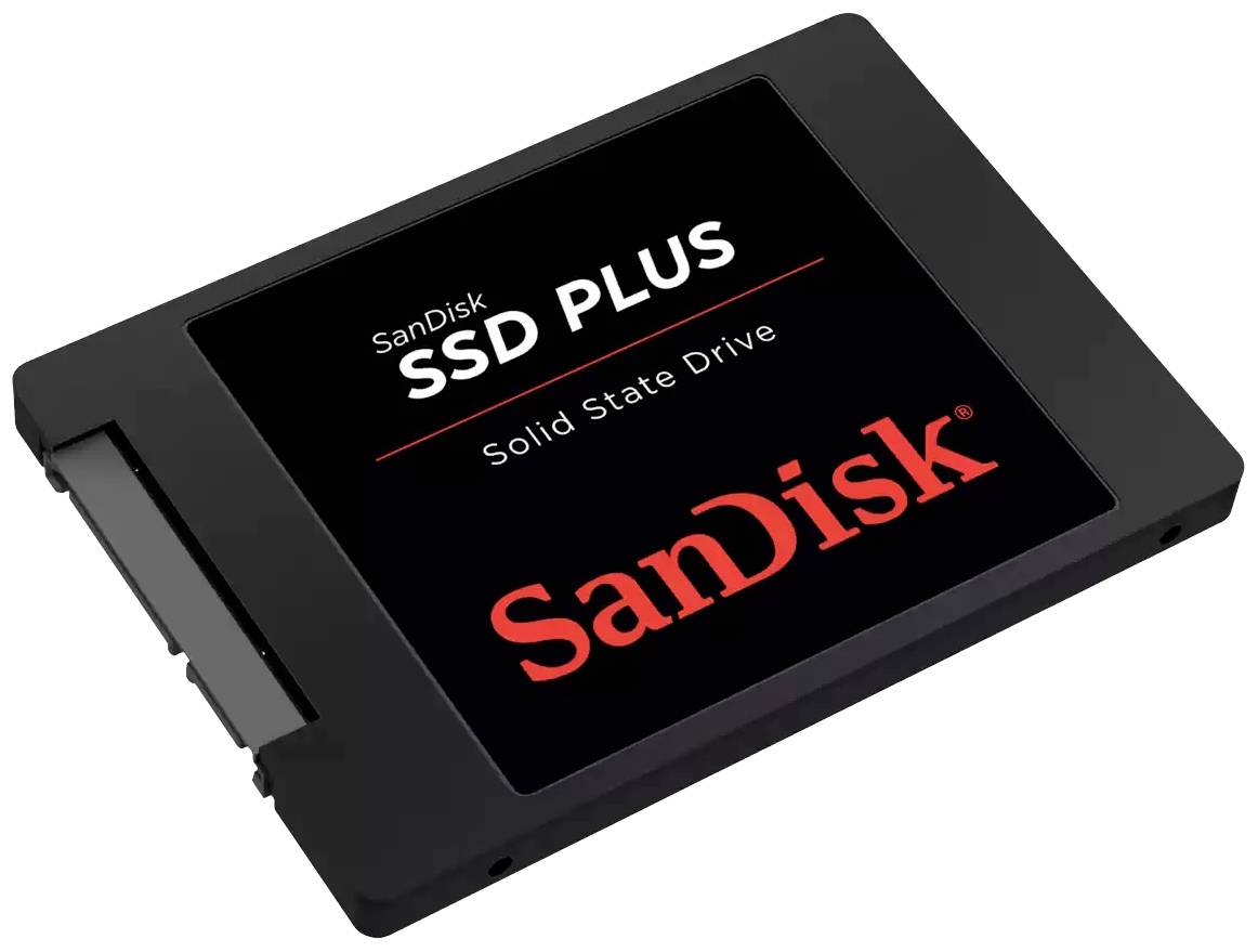 Un disque SSD SanDisk Plus noir est posé devant un fond blanc. Le texte sur le lecteur indique « SanDisk SSD Plus ».