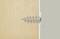 Un cheville grise est vissée latéralement dans un mur beige. La cheville est de forme spirale et dépasse partiellement du mur.