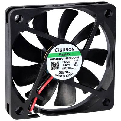 Un ventilateur d'ordinateur noir avec plusieurs pales et un autocollant au centre affichant des informations techniques.