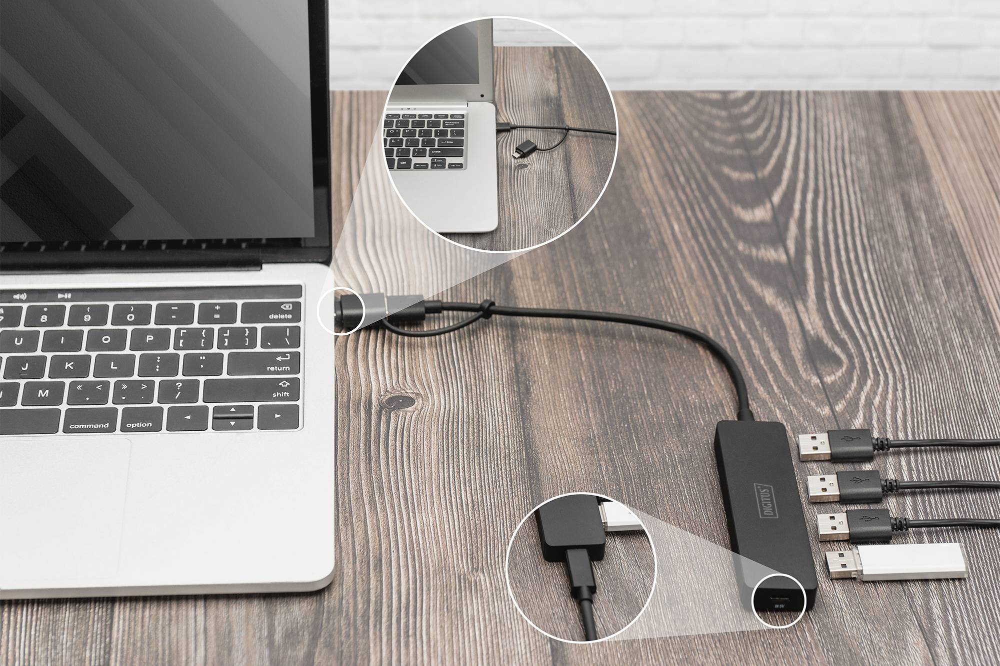 Un ordinateur portable est connecté à un adaptateur avec plusieurs ports USB. Celui-ci contient différents appareils qui sont utilisés simultanément.