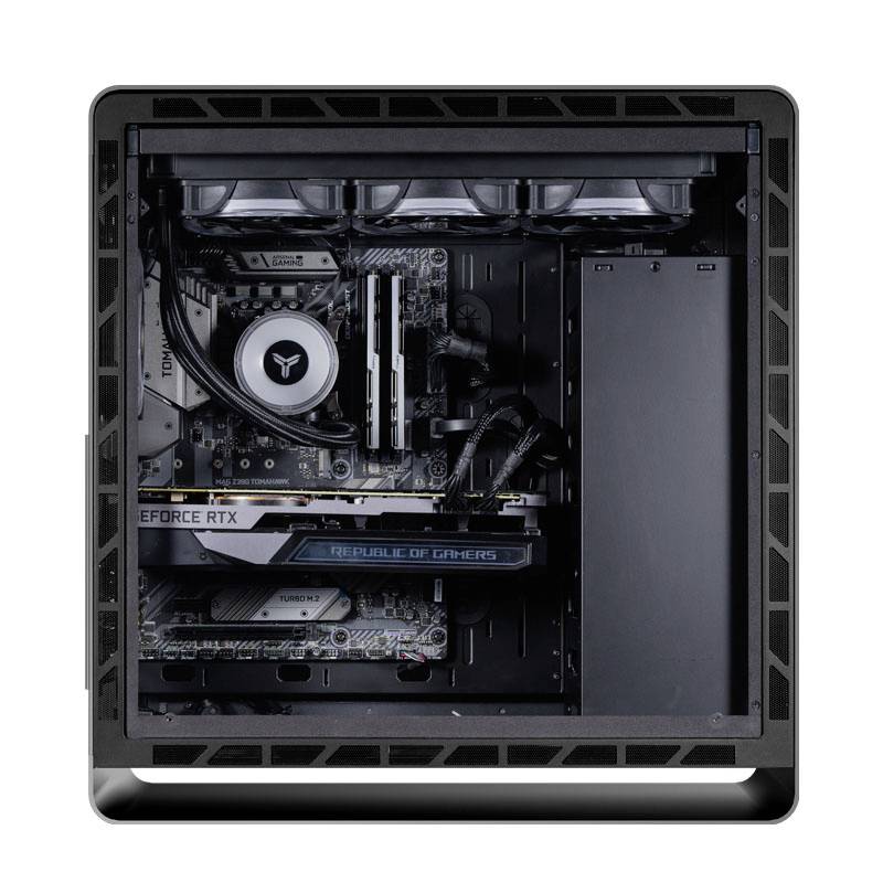 Vue intérieure d'un PC de bureau avec une carte graphique, une carte mère et des composants de refroidissement. Câblage propre et bien organisé visible.