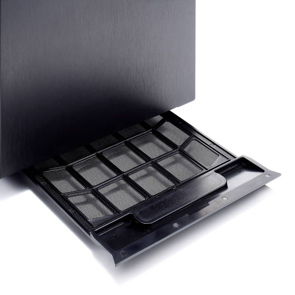 Un compartiment ouvert d'un appareil électrique avec un élément filtrant extractible à plusieurs couches.