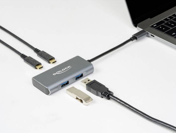 Hub USB à plusieurs ports, connecté à un ordinateur portable. Il offre deux ports USB, deux ports HDMI et une clé USB.