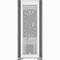 Un purificateur d'air vertical et rectangulaire avec un panneau avant blanc et quadrillé est posé sur le sol.