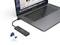 MacBook Pro avec un hub USB branché, ajoutant plusieurs ports USB. Un site web est ouvert à l'écran.