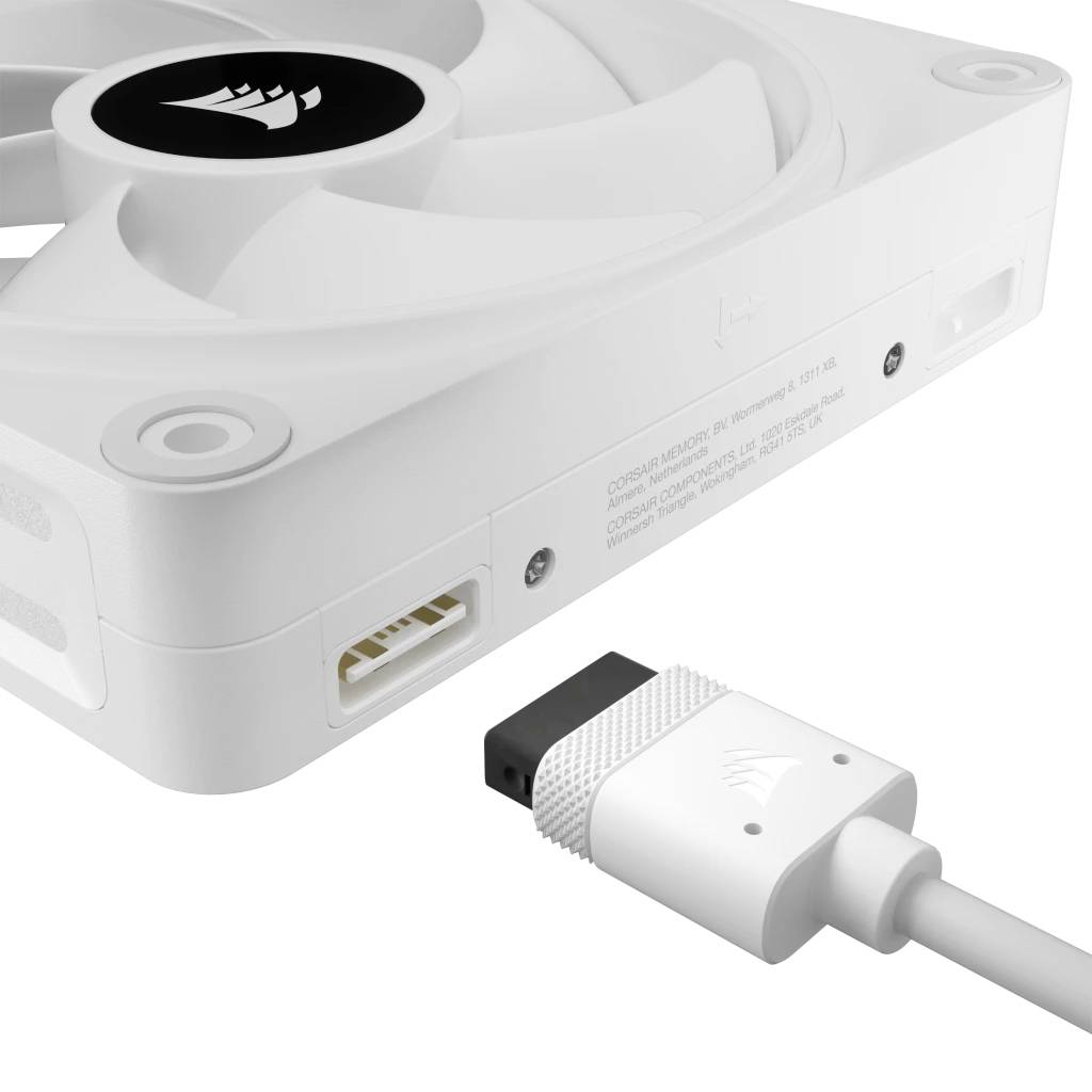 Un ventilateur d'ordinateur blanc avec un port USB. Le ventilateur porte une impression de marquage noir au centre.