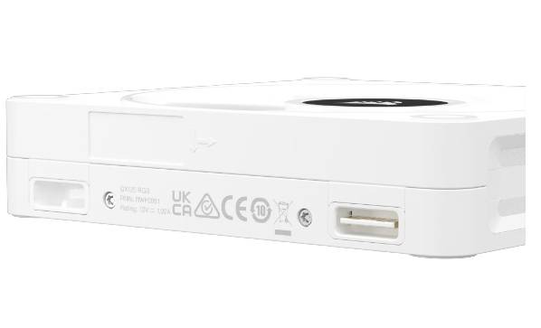 Un appareil électrique blanc avec des connexions et des symboles pour les certificats CE et UKCA.