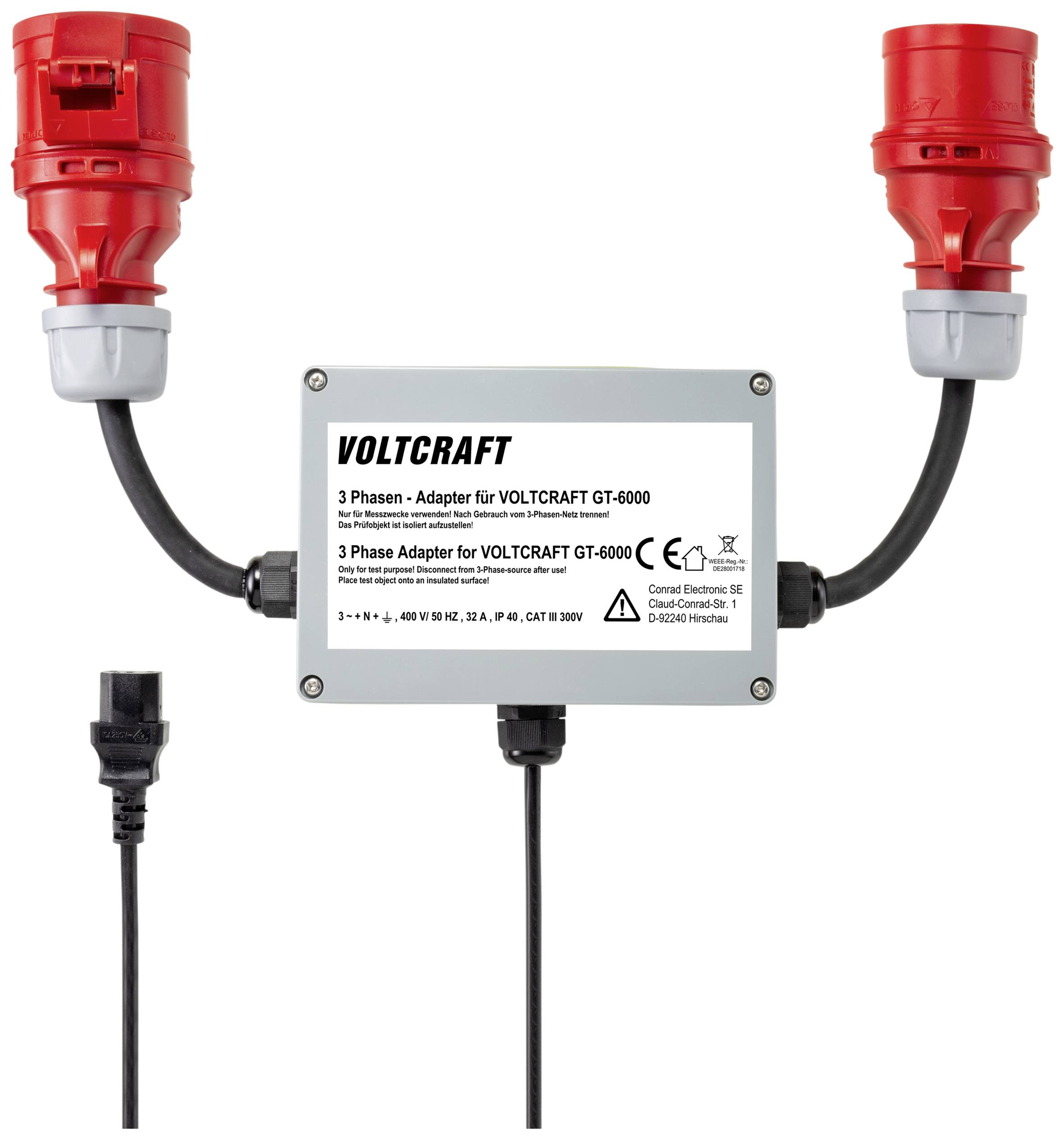 Un adaptateur triphasé de Voltcraft GT-6000 avec deux fiches rouges et un câble secteur noir. Le numéro de modèle est indiqué sur le carton.