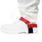 Chaussure de sécurité blanche avec une sangle de talon rouge et une combinaison de protection. La sangle maintient le pantalon sur la chaussure pour éviter les trébuchements.