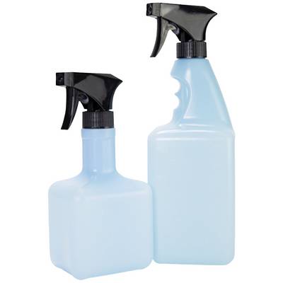 Deux bouteilles en plastique avec des vaporisateurs, remplies de liquide bleu. Une bouteille est plus petite que l'autre.