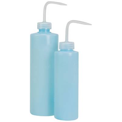 Deux bouteilles en plastique bleu avec un bec long et courbé, typiques des applications de laboratoire ou de l'entretien des plantes.