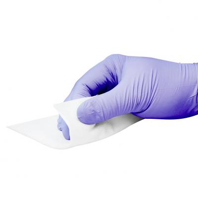 Une main gantée d'un gant de latex violet essuie une surface avec un chiffon blanc, ce qui suggère un nettoyage ou une désinfection.