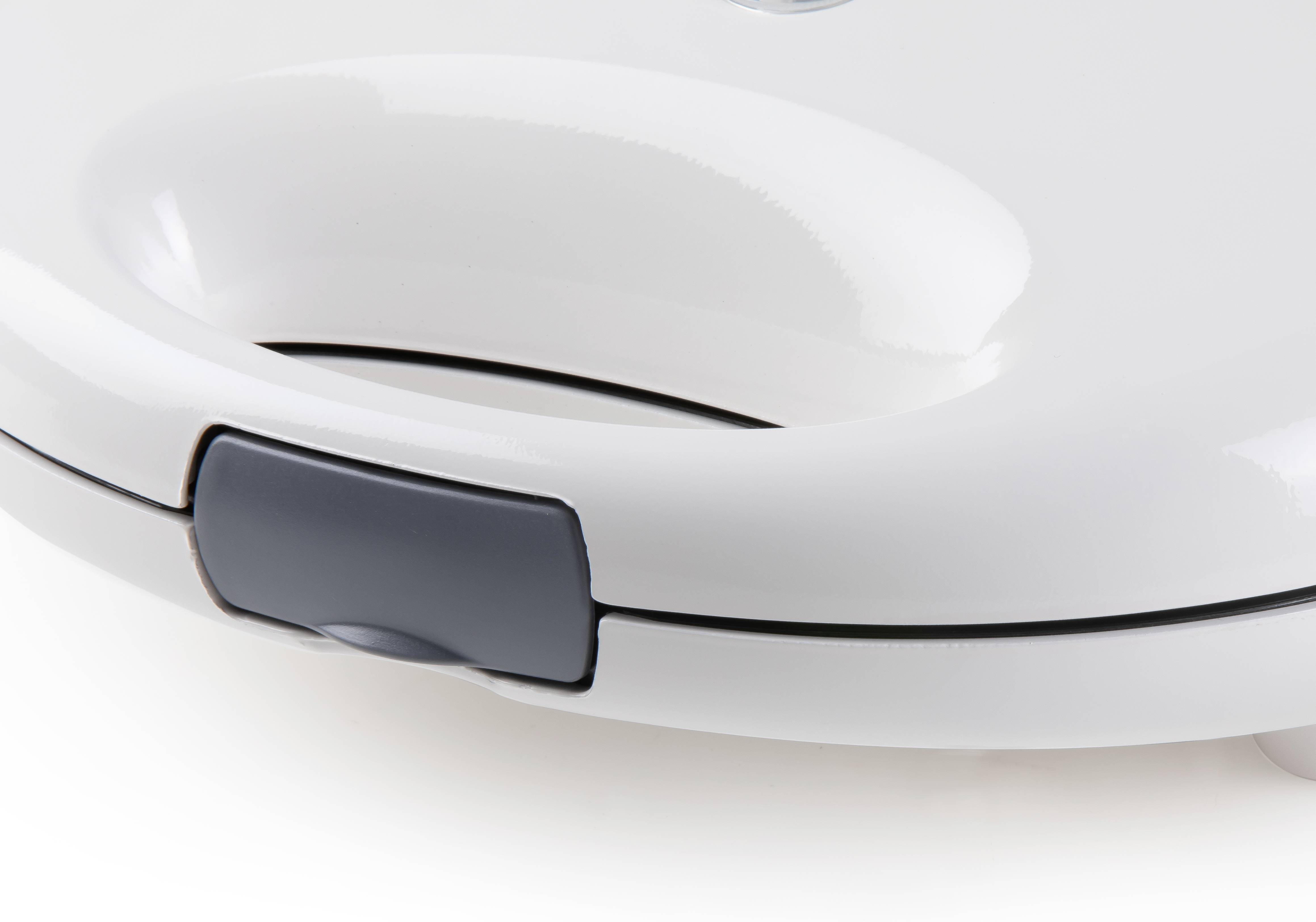 Un appareil électroménager blanc avec un couvercle fermé, probablement un sandwich-maker ou un grill de contact, posé sur une surface blanche.