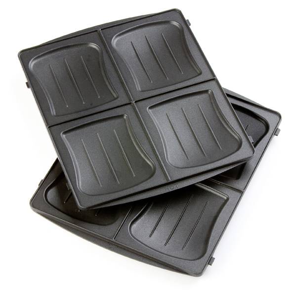 Deux plaques de sandwich maker noires empilées l'une sur l'autre, chacune avec quatre formes carrées pour les sandwichs.
