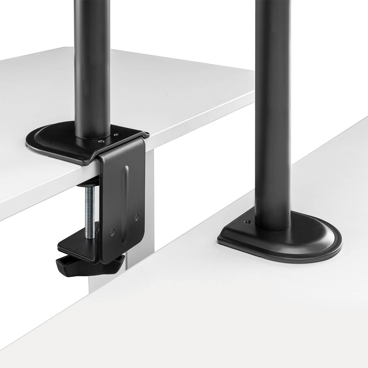 Support de table noir en métal fixé à une barre métallique sur une table blanche. Idéal pour fixer en toute sécurité des accessoires.
