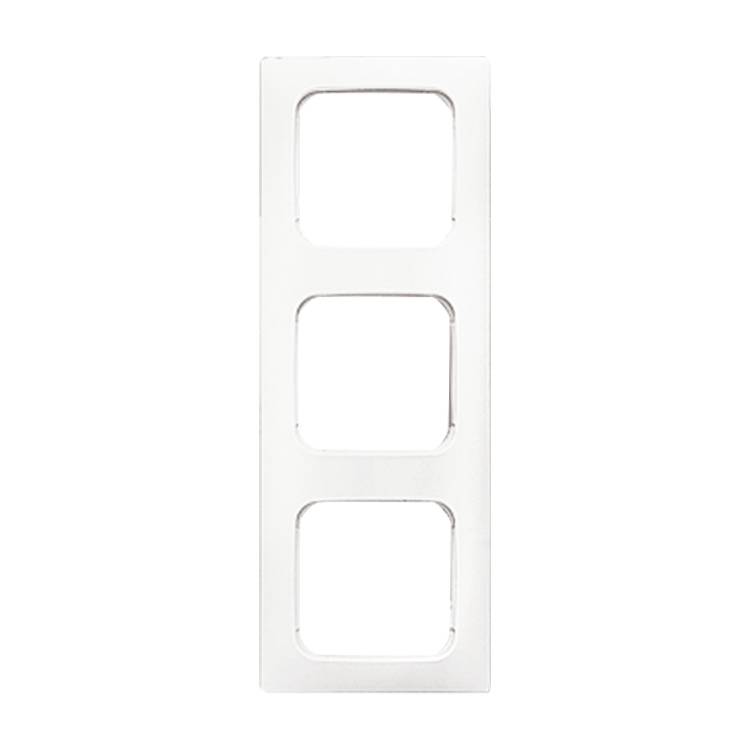 Un cadre blanc triple pour interrupteurs ou prises électriques avec des découpes rectangulaires pour l'installation.