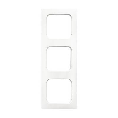 Un cadre blanc triple pour interrupteurs ou prises électriques avec des découpes rectangulaires pour l'installation.