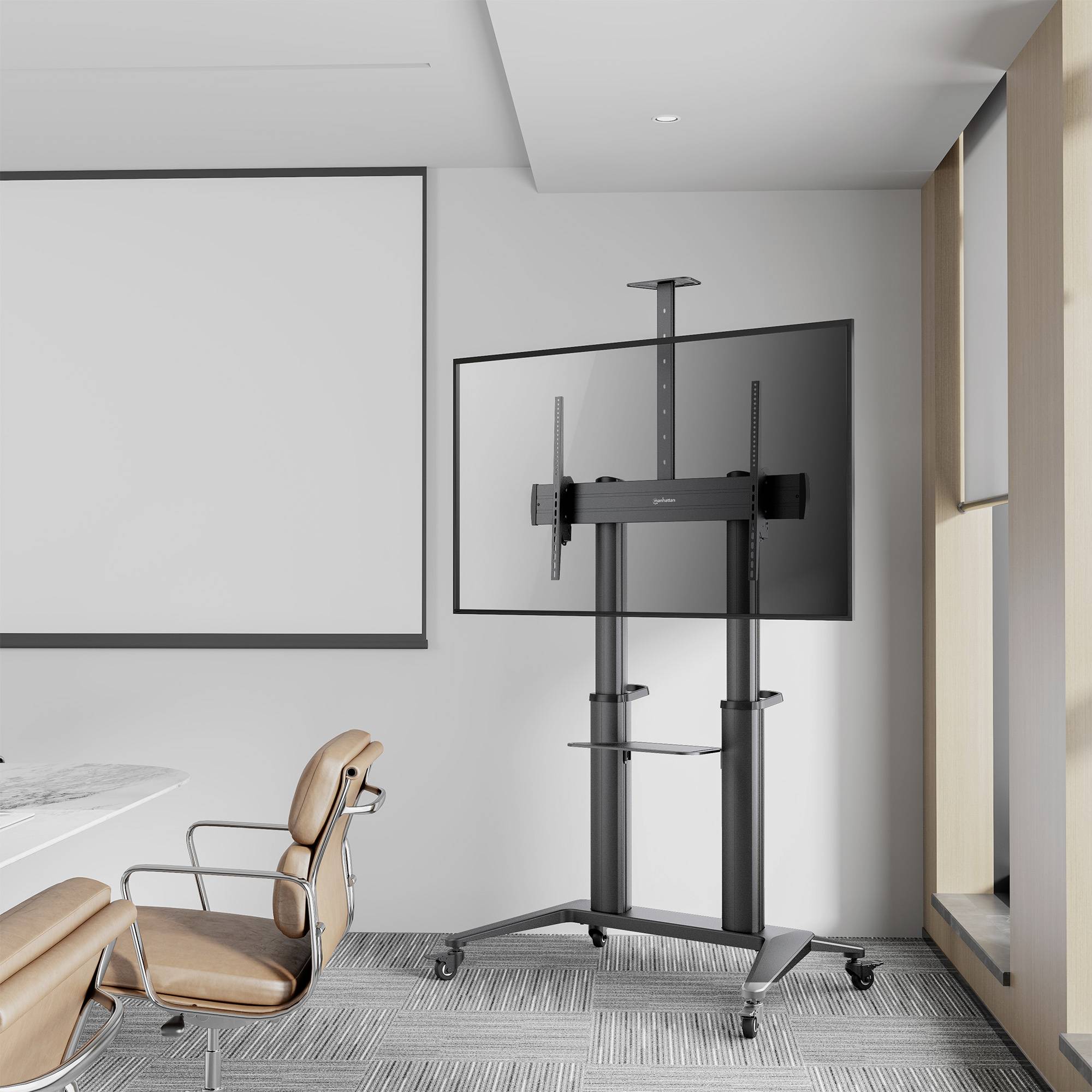 Salle de conférence moderne avec deux chaises rembourrées, une grande table, un écran de projection et une télévision sur un support.