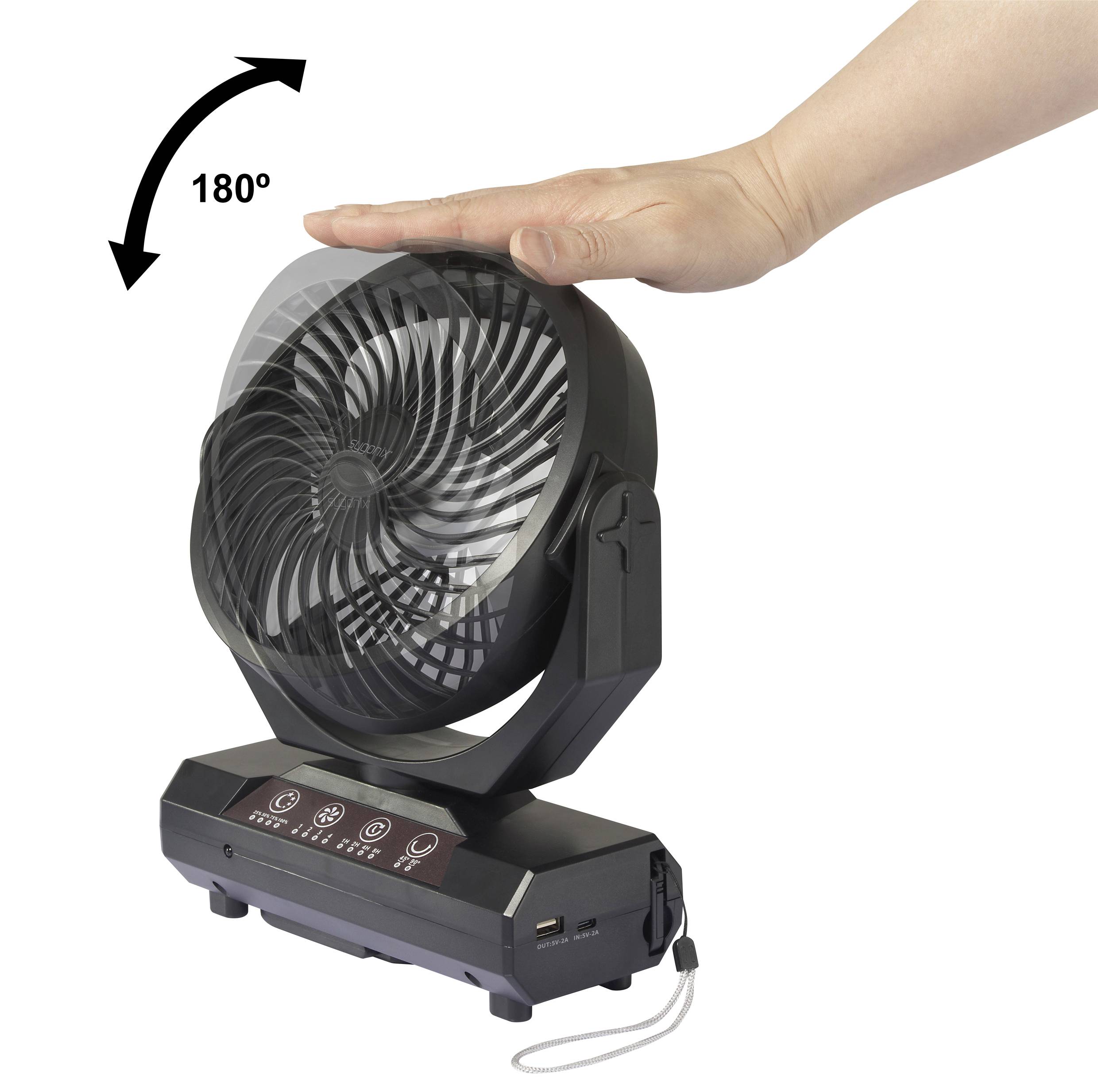 Une main fait pivoter un ventilateur de 180 degrés. Le ventilateur est posé sur un socle équipé de trois boutons et d'un port USB.