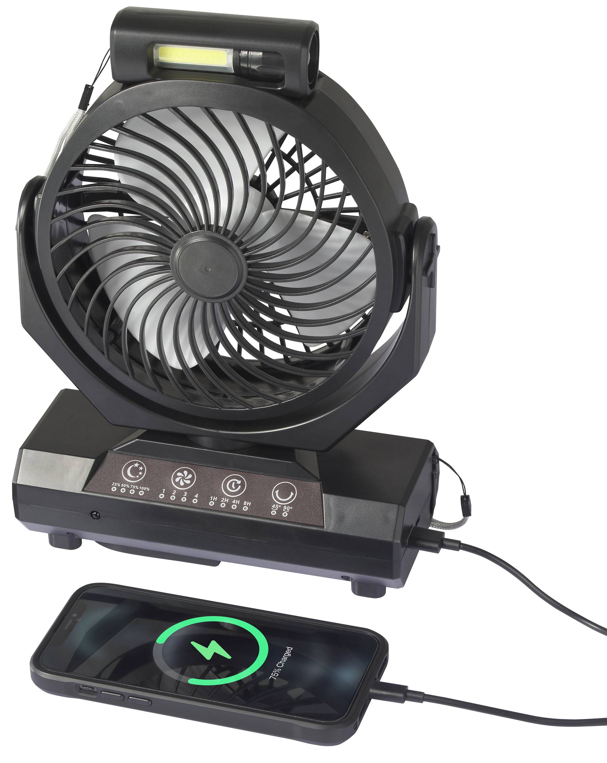 Un ventilateur portable charge un smartphone via un câble. Le ventilateur dispose de touches de commande, d'un écran et d'un éclairage LED intégré.