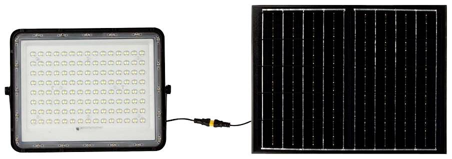 Une lampe de projecteur LED à côté d'un panneau solaire, reliée par un câble.