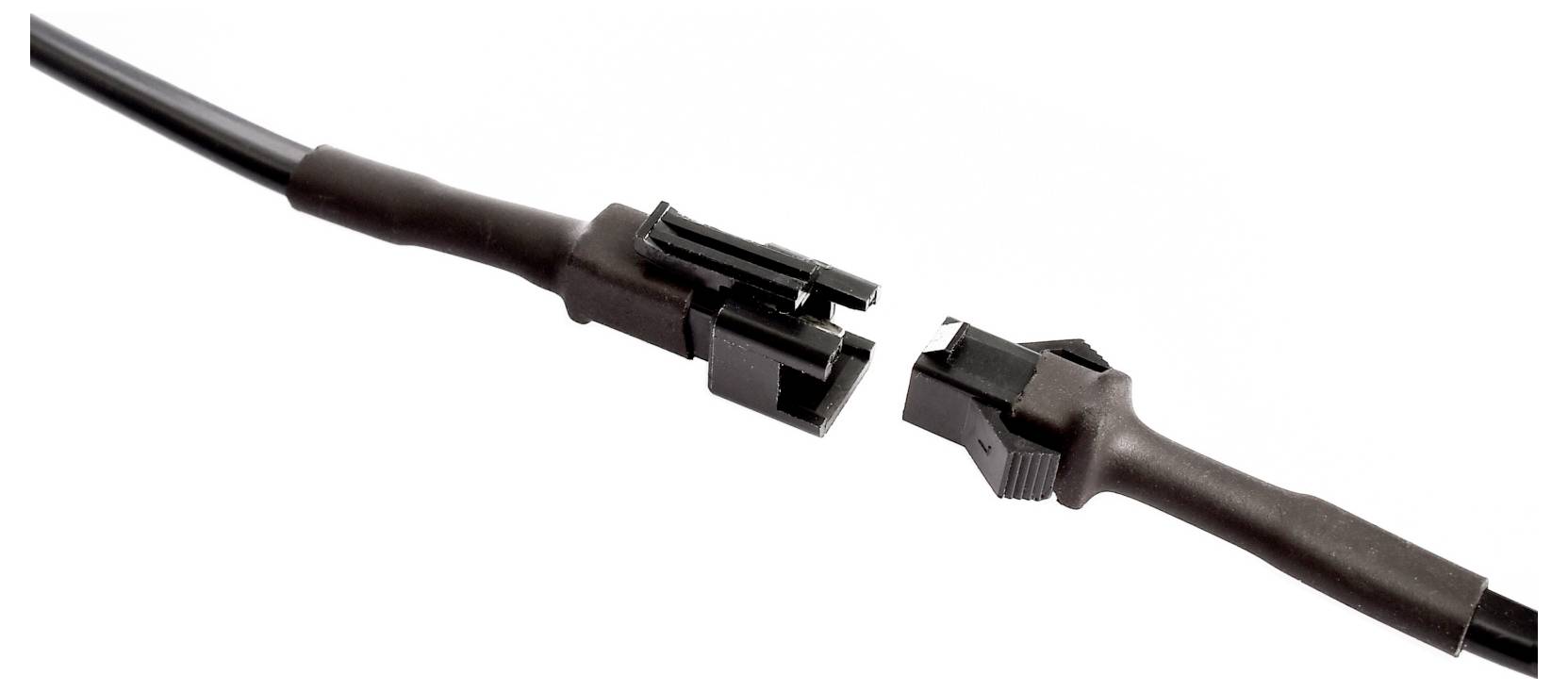 Deux connecteurs de câble électrique noirs présentés séparés, avec les extrémités dénudées, prêts à être raccordés.