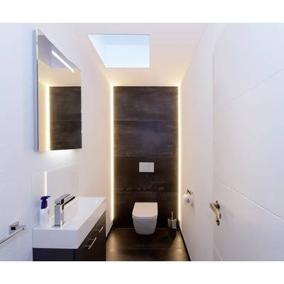 Une salle de bain moderne au design minimaliste, avec toilettes et lavabo. L'éclairage et les couleurs créent une atmosphère élégante.