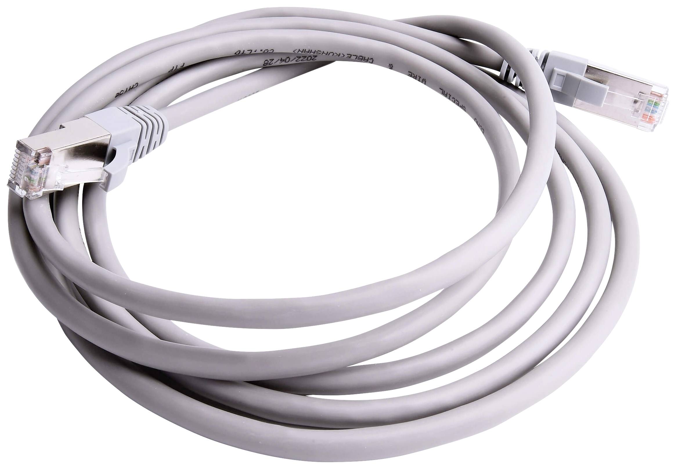 Un câble Ethernet gris avec deux connecteurs RJ45, enroulé.