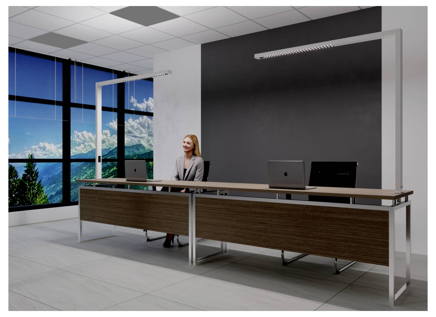 Femme assise derrière une banque d'accueil moderne, avec deux ordinateurs portables, dans un hall de bureaux épuré doté de grandes baies vitrées et d'une vue sur la montagne en arrière-plan.