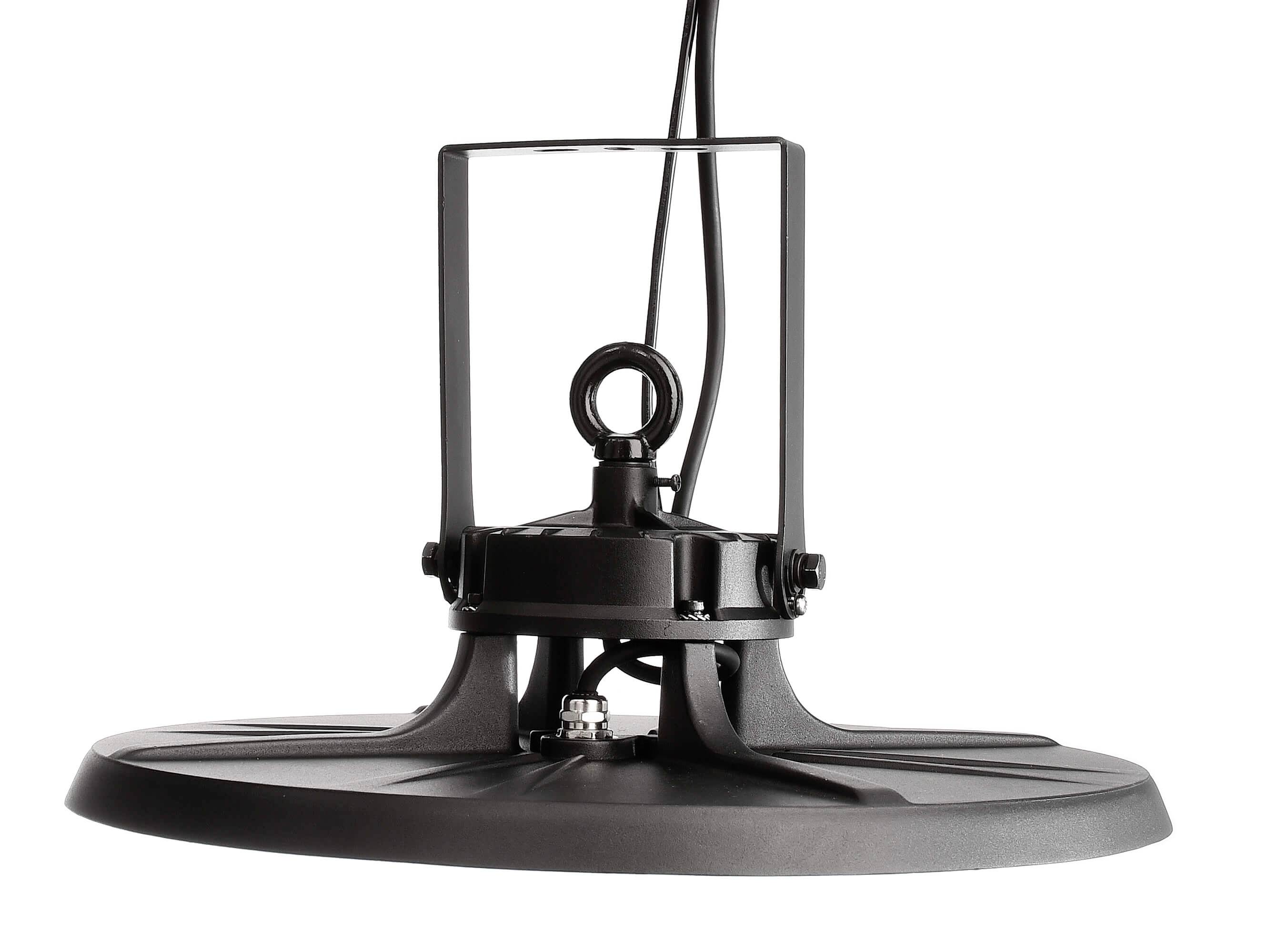 Un éclairage LED rond noir avec support et câble, conçu pour des applications industrielles ou l'éclairage de halls.