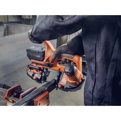 Une personne en tenue de travail utilise un outil électrique portatif pour travailler une pièce métallique. L'accent est mis sur l'outil.