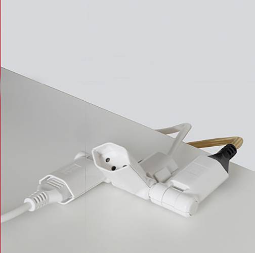 Plusieurs multiprises branchées les unes dans les autres, ce qui peut entraîner une surcharge potentielle de la source d'alimentation électrique. Veuillez respecter les consignes de sécurité.