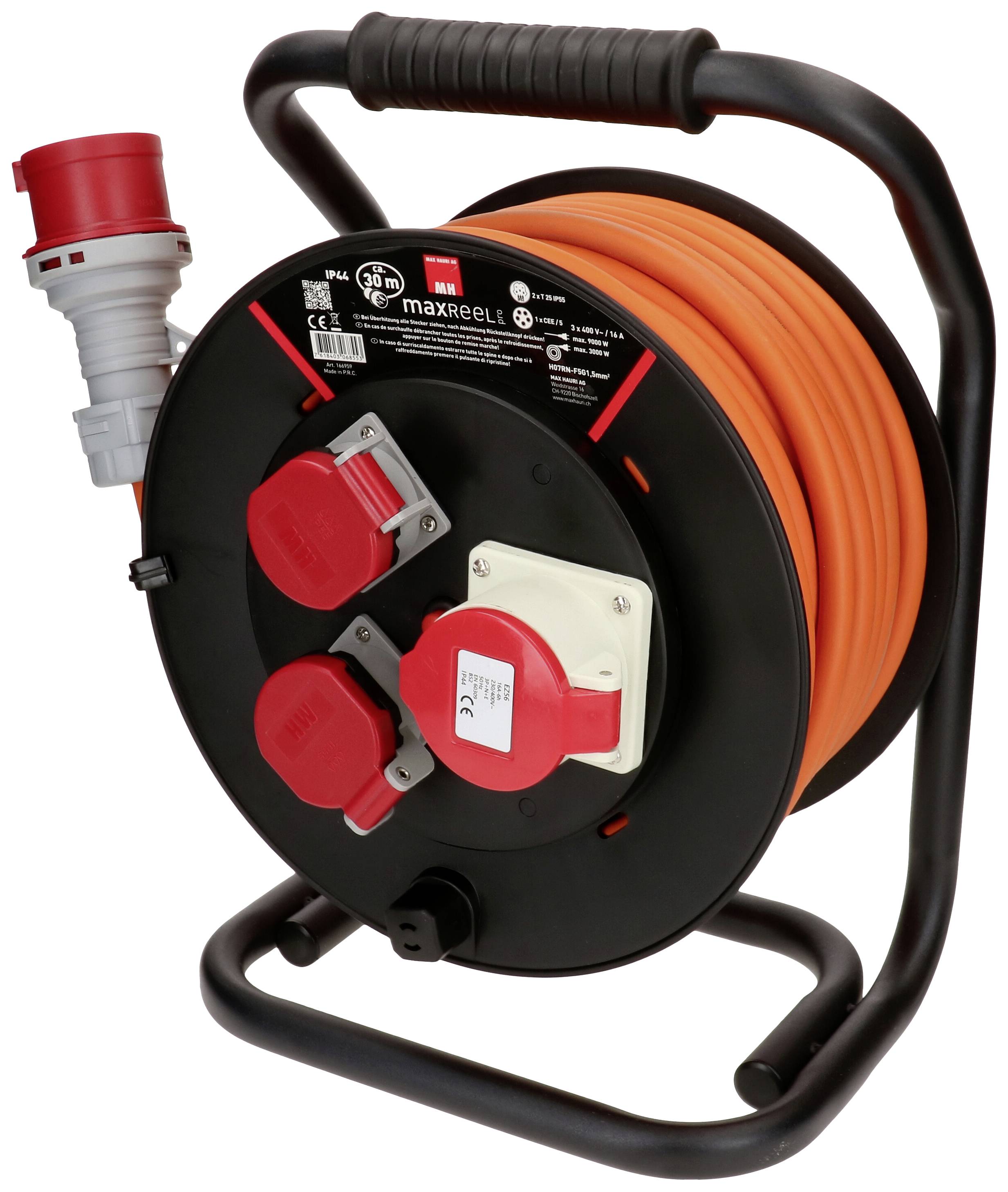'Tambour de câble noir avec câble orange, trois prises électriques rouges et une fiche grise, adapté à une utilisation en Europe.'