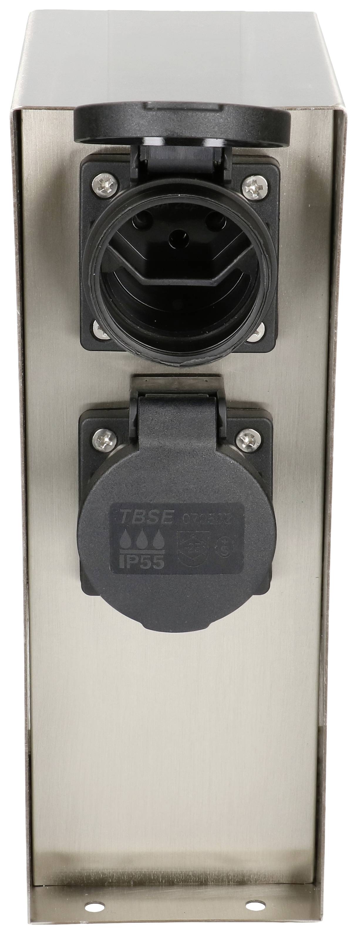 Prise électrique métallique à deux emplacements, l'un ouvert et l'autre recouvert d'un capuchon de protection, adaptée à une utilisation extérieure.