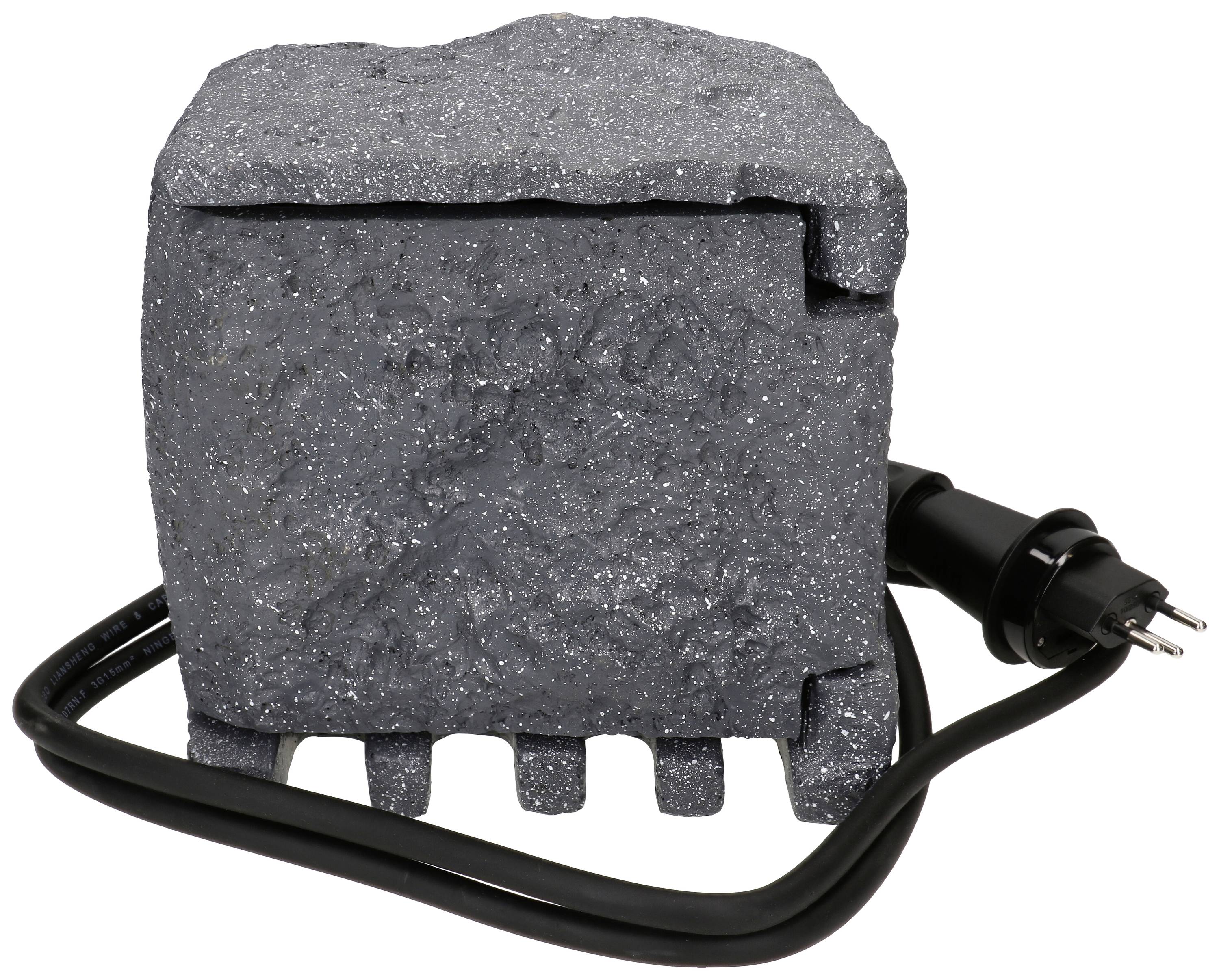 Un bloc gris texturé avec un câble électrique noir en saillie.