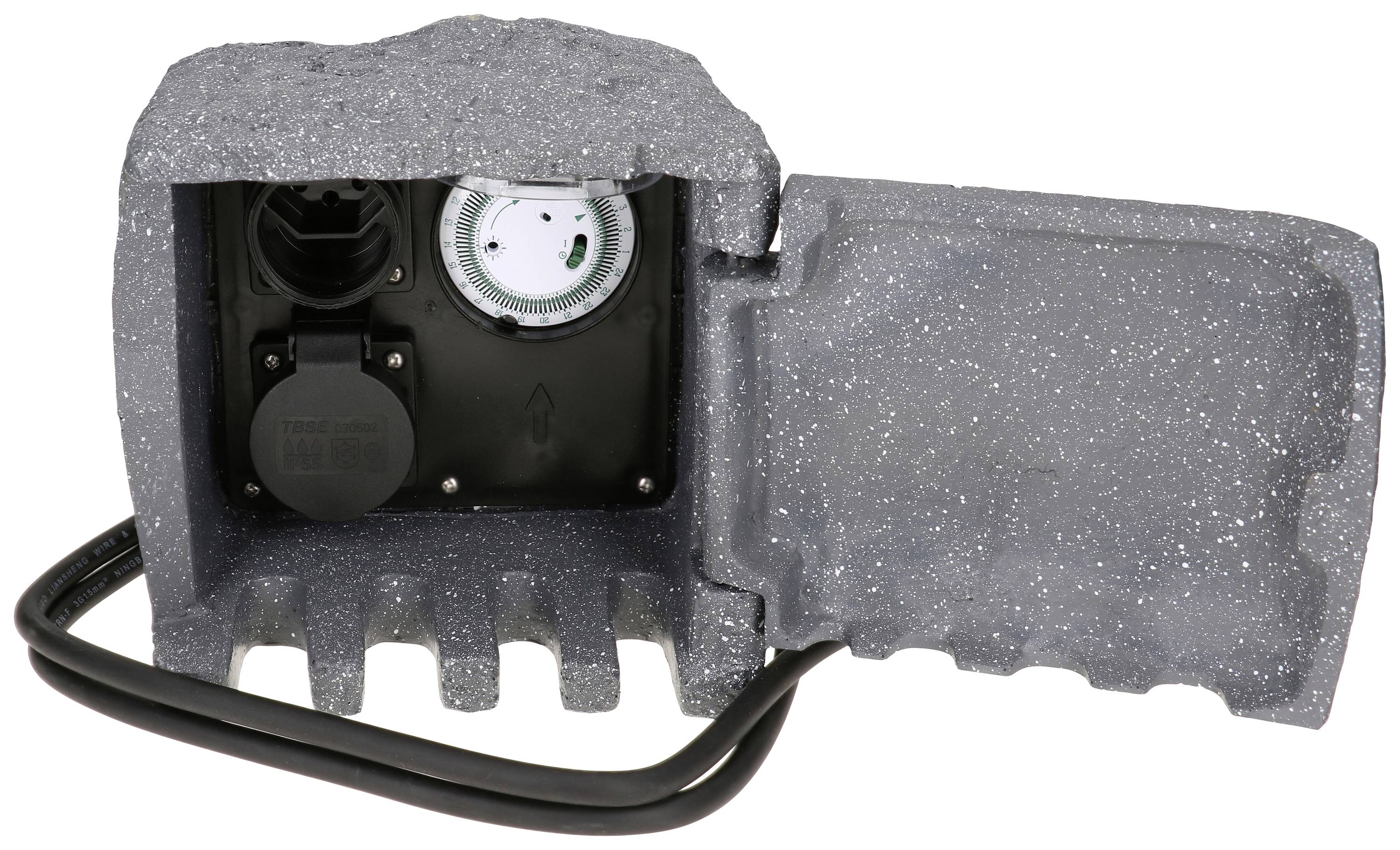 Horloge électrique programmable dans un boîtier gris de type rocheux, avec couvercle ouvert et prises, conçue pour une utilisation extérieure.