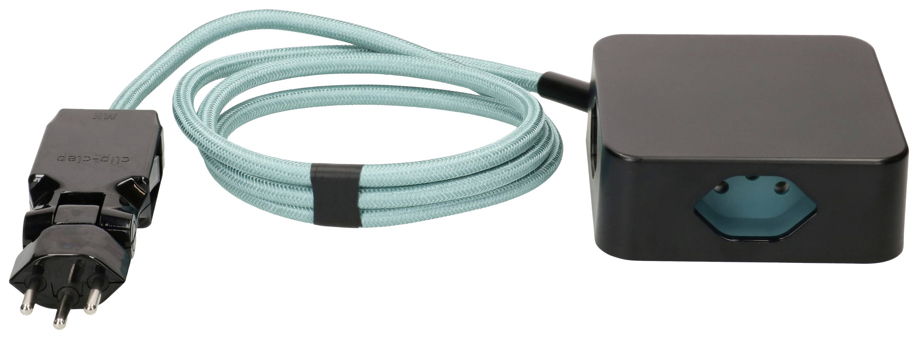 Une prise réseau noire avec un câble et une prise de couleur turquoise. Cette connexion est destinée aux appareils électroniques.